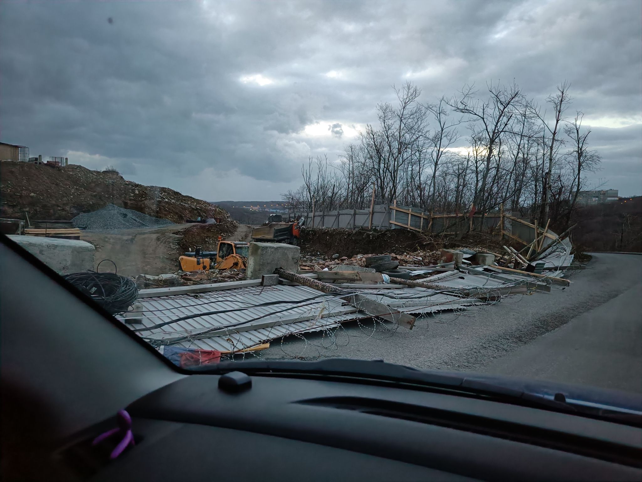 Сильный ветер во Владивостоке сбивает с ног, срывает крыши и сносит ...